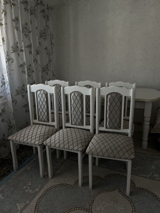 Стол и стулья для гостинной