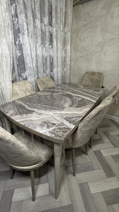 Обеденный стол и стулья