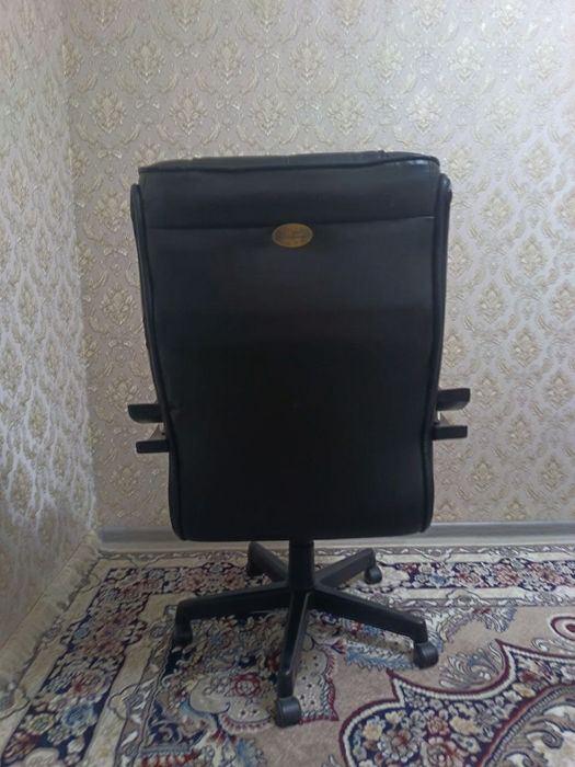 Продам офисные  кресло BOSS б/у