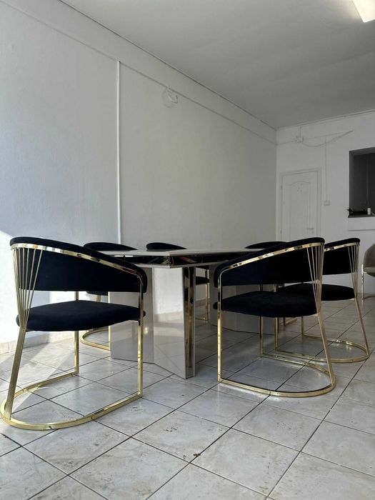 Scaune dining catifea neagră cu picioare aurii – 430 lei/buc