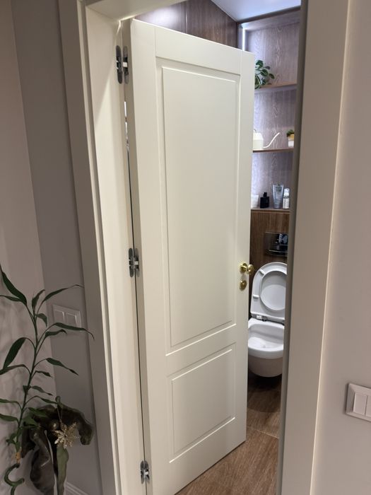 Масивна чисто нова врата .