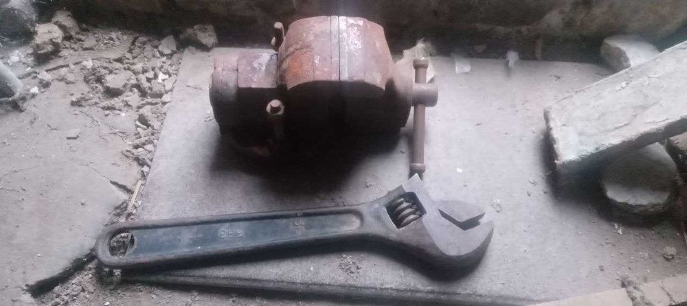 инструменты- тиски и ключи