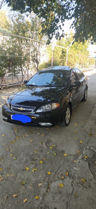 Jentra qora turgan moshina