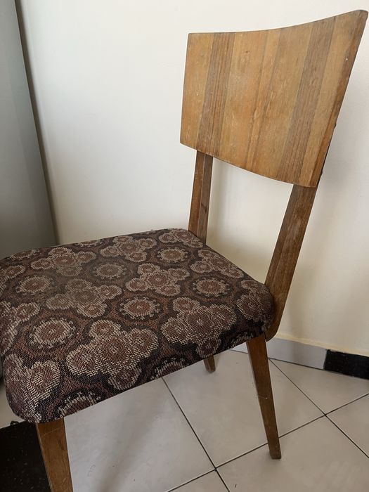 Два стари трапезни стола