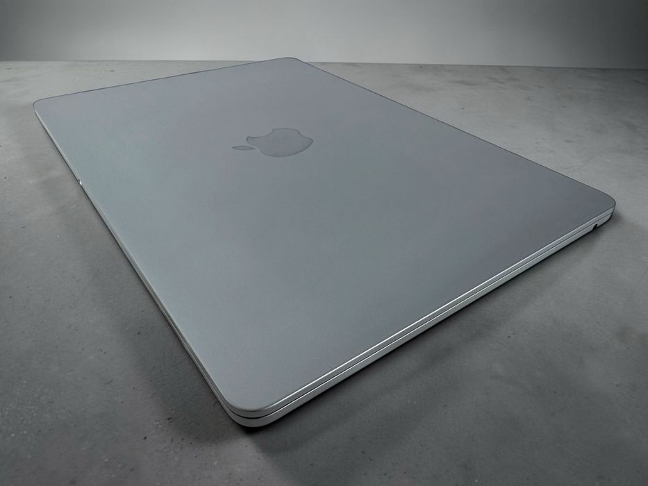 MacBook Air M3 13.6” M3 16RAM 256GB Space Gray 96% Battery!