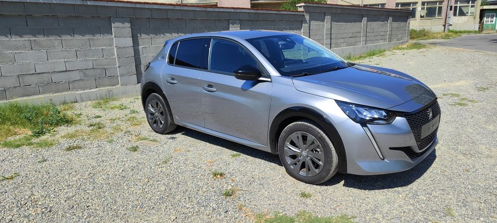 Peugeot e-208 с ниво на оборудване Allure
