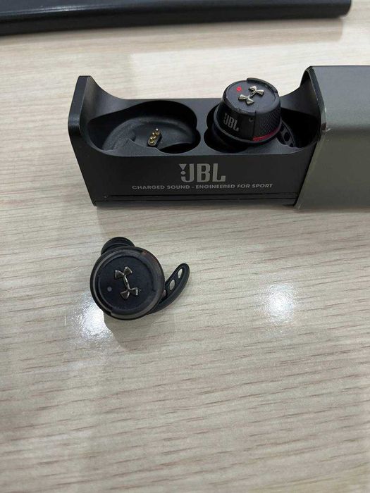 Беспроводные наушники JBL Under Armour Sport True Wireless Flash