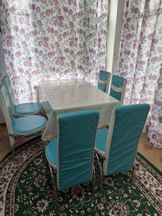 Стол со стульями