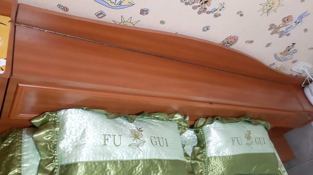 Yotoq kravati ikki tumbasi bor
