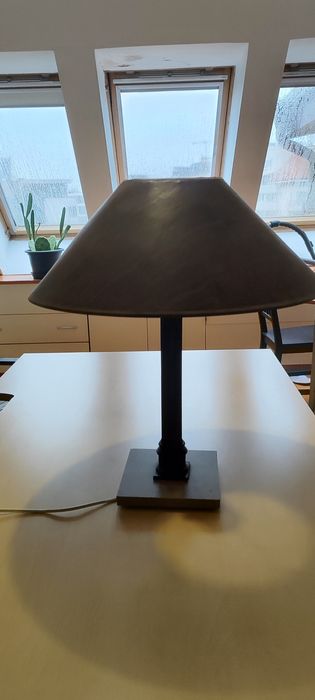 Ретро лампа с подставка от камък