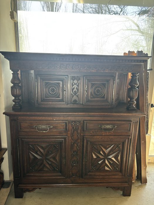 Масивен шкаф с дърворезба