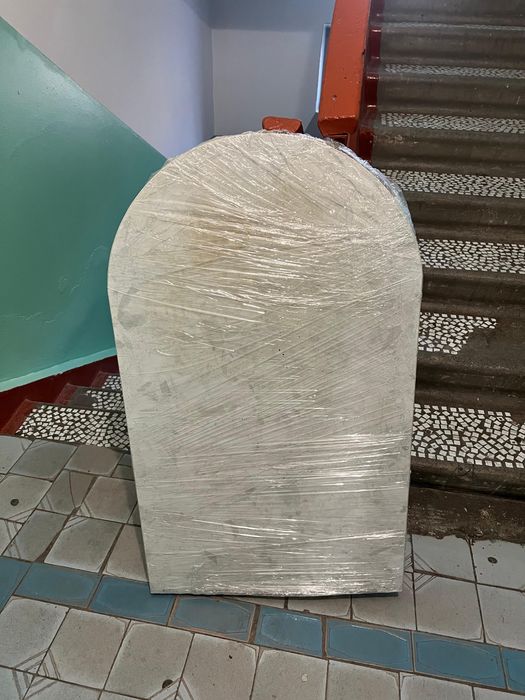 Стол.  Бу. Хорошего качества.  Самовывоз. Прикрепляется к стене.