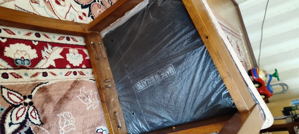 Стол және орындықтарымен