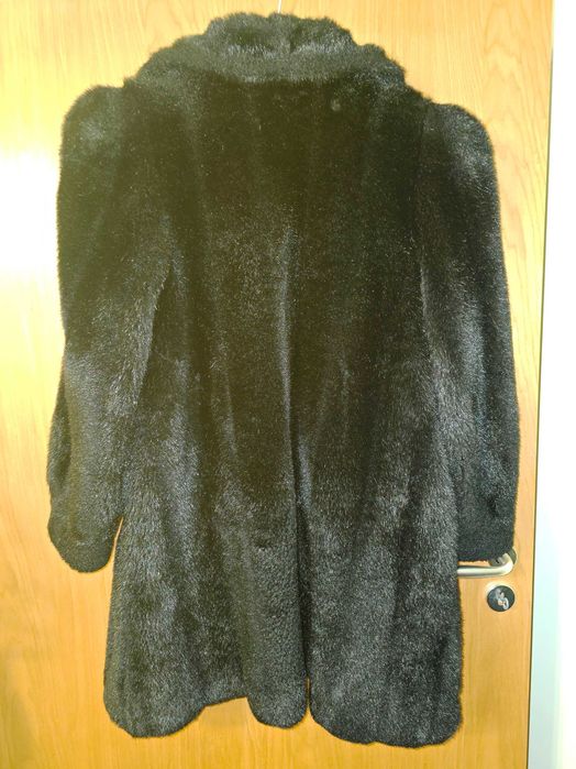 Продавам дамско черно палто от екокожа с косъм