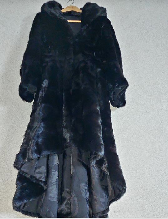 Продаю шубу,у модели сзади шлейф,шикарная модель для королев