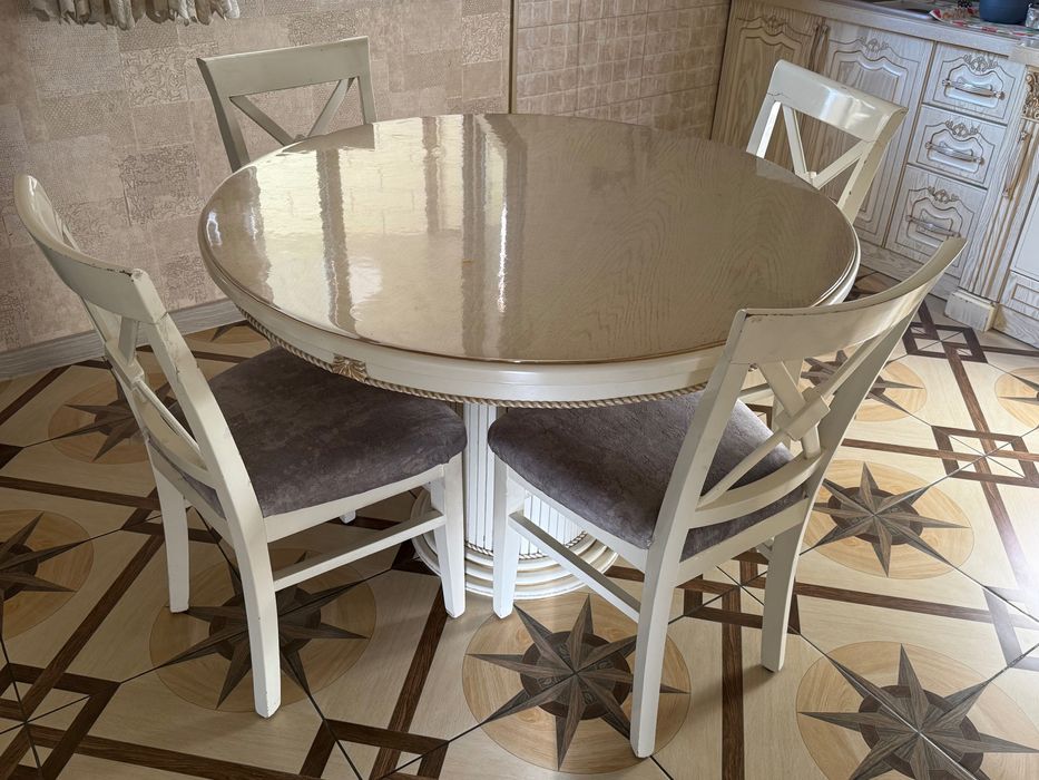 Круглый Стол и стулья(4шт)