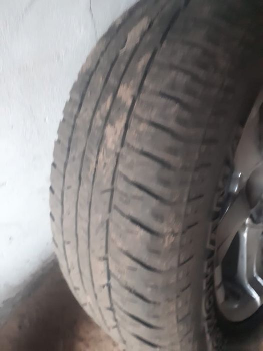Продам комплект шин с дисками 5 штук. R20