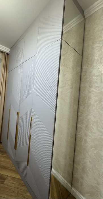 Виестительный шкаф с зеркалом