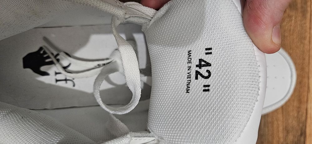 Adidasi out of office triple white