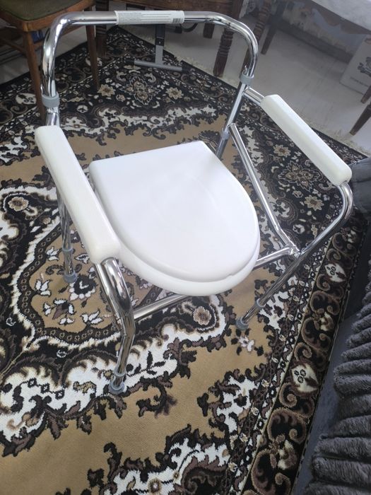 Продам кресло туалет
