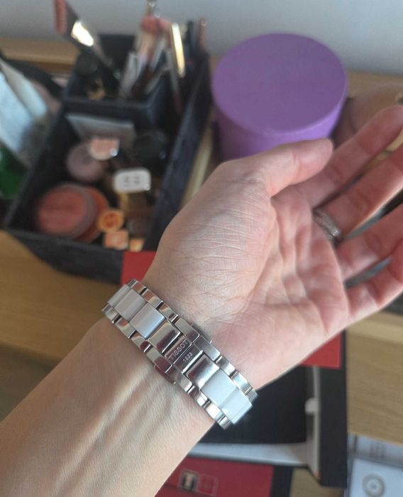 Vand doua ceasuri Tissot Cera T-Lady alb şi negru