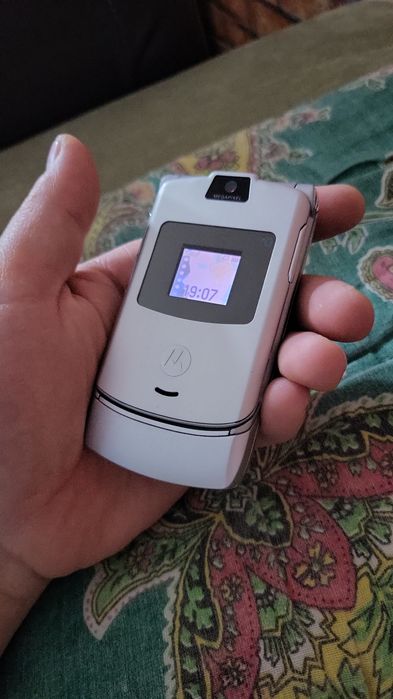 Продам легенду Motorola Razr V3 silver