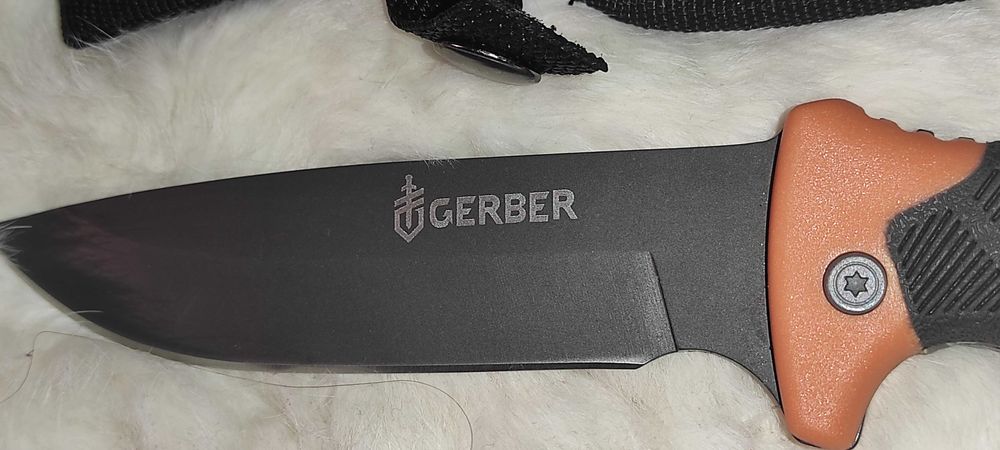 Cuțit Gerber Bear Grylls nou,  vânătoare, drumeții și camping.