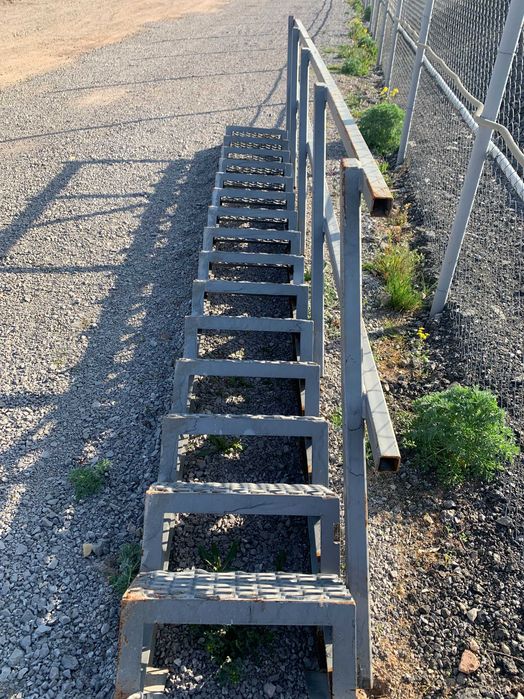 Метално стълбище с парапет, за къща