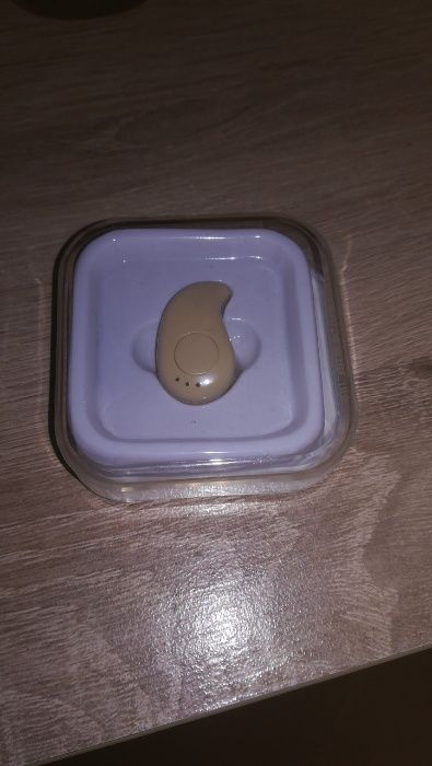 Bluetooth слушалка.