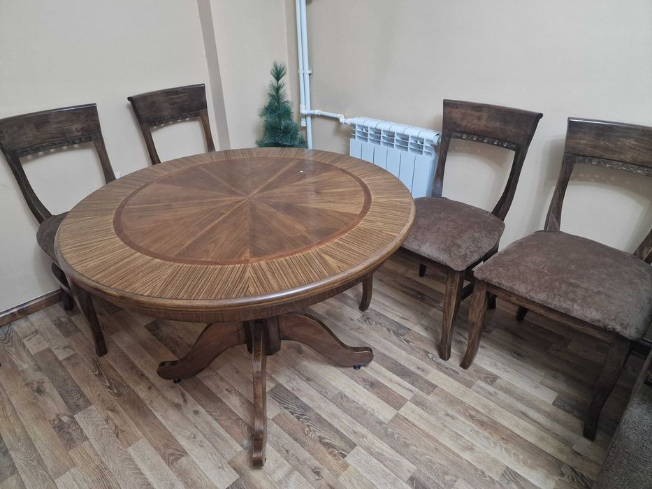 Деревянный стол, 4  стула.