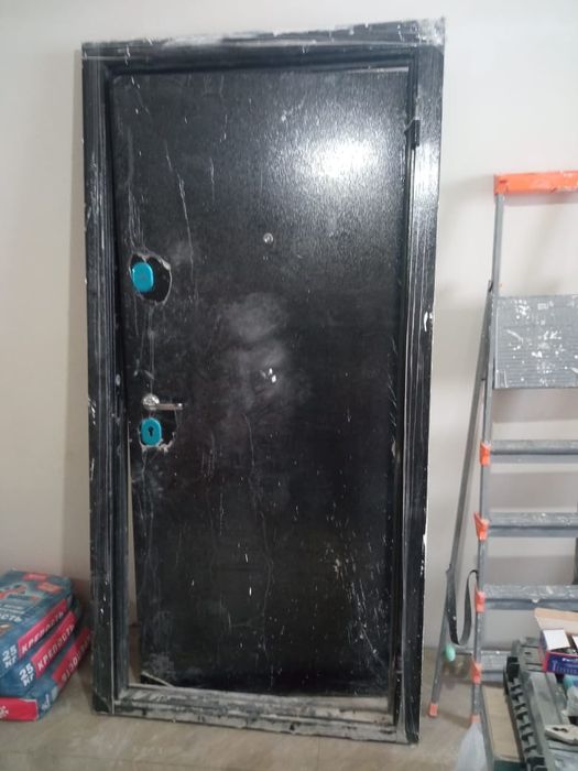 Продам входную металлическую дверь
