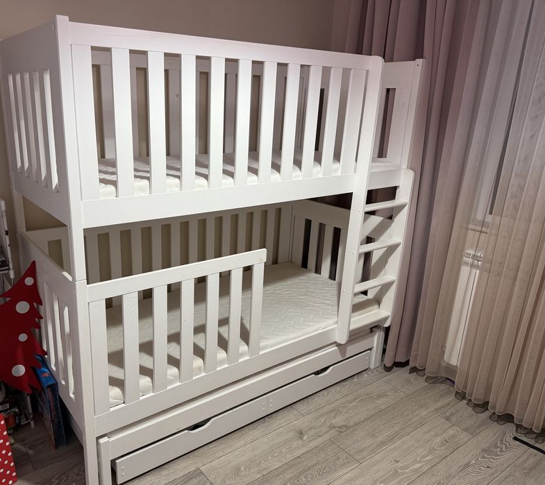 Продавам двуетажно легло с допълнително трето легло