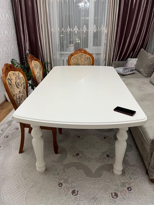 Продам стол . Стулья в подарок