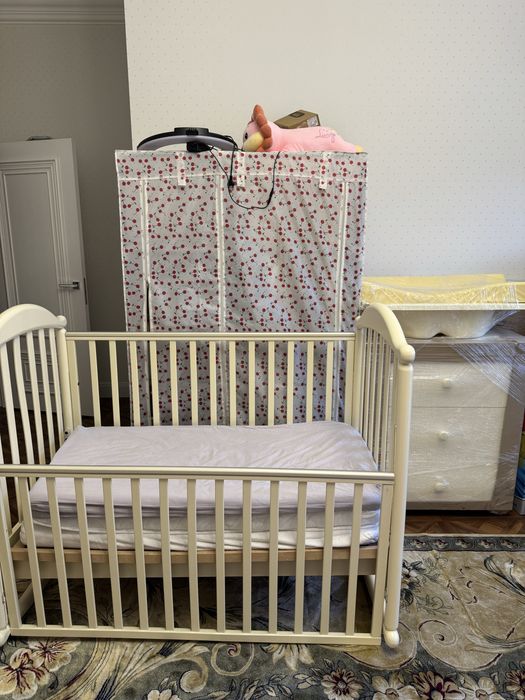 Продам детскую кроватку , пеленальный стол (комод) , стул