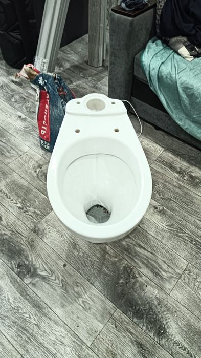 Продам унитаз с бочком