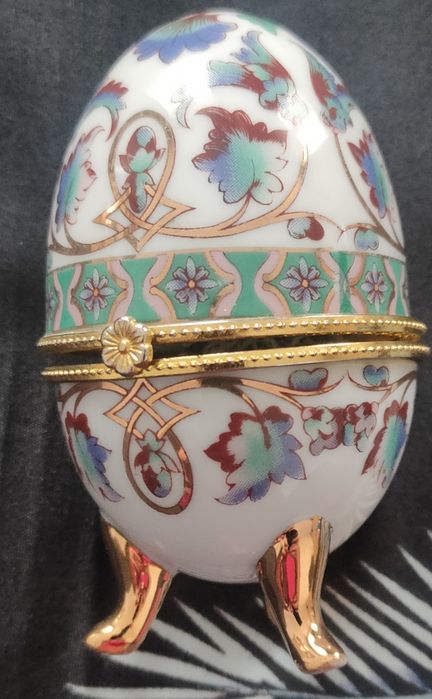 Ou portelan cu picioruse si capac