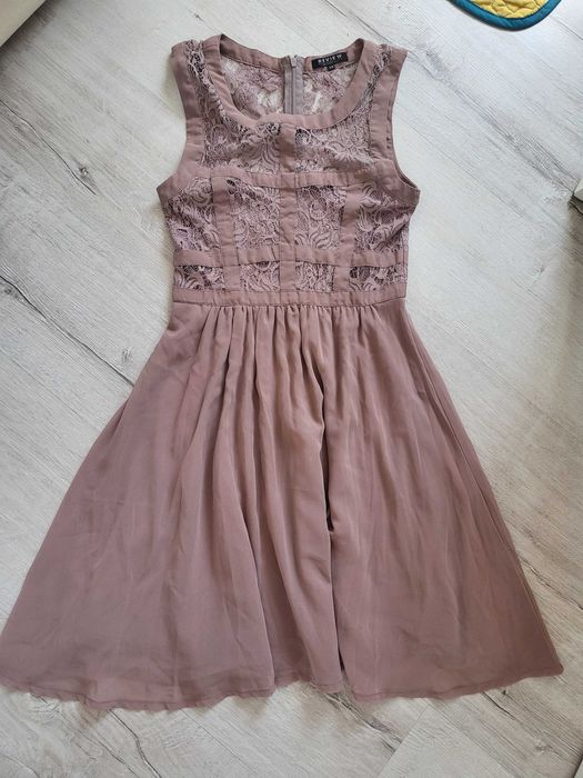 Бежова рокля Review