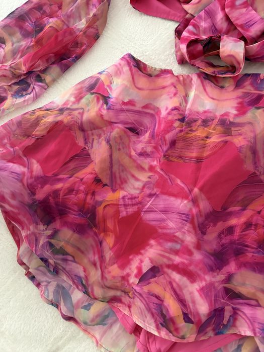 Елегантна рокля с къдрици в розово-лилаво