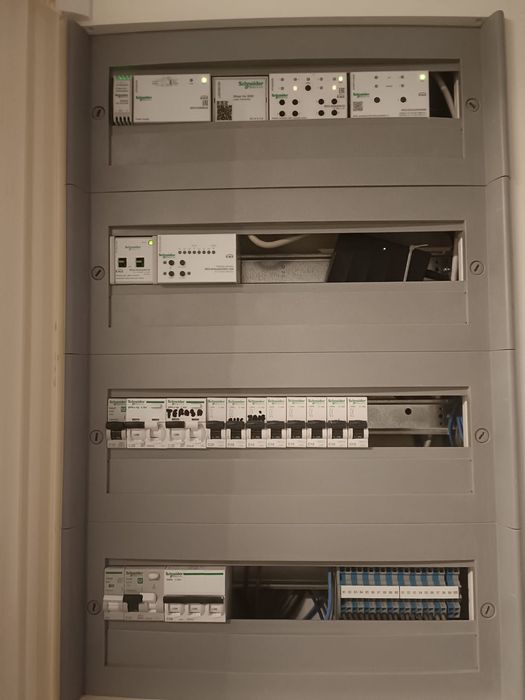 Case inteligente, lucrari electrice, electrician