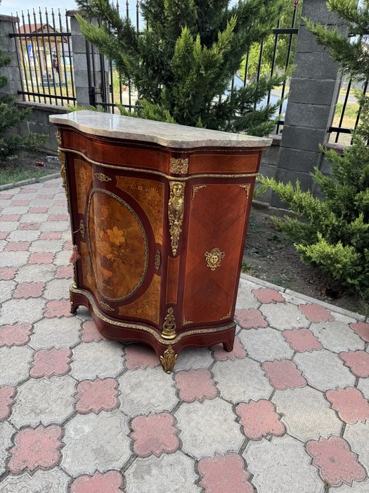 Comoda din lemn masiv cu intarsii, elemente bronz si blat marmura