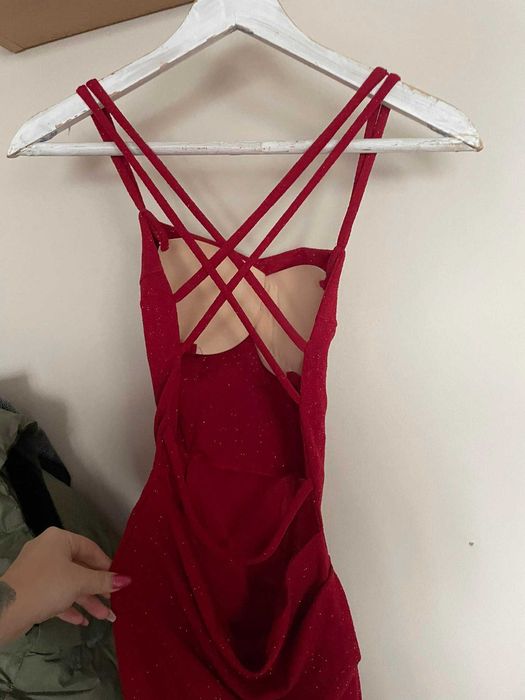 Червена бална рокля