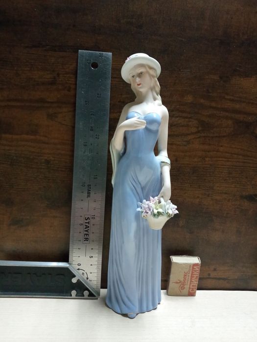 Статуэтка девушка с корзиной