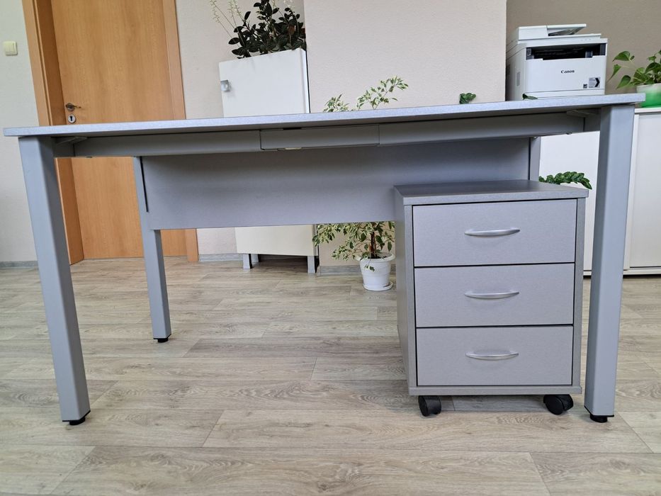 Бюро, подходящо за офис