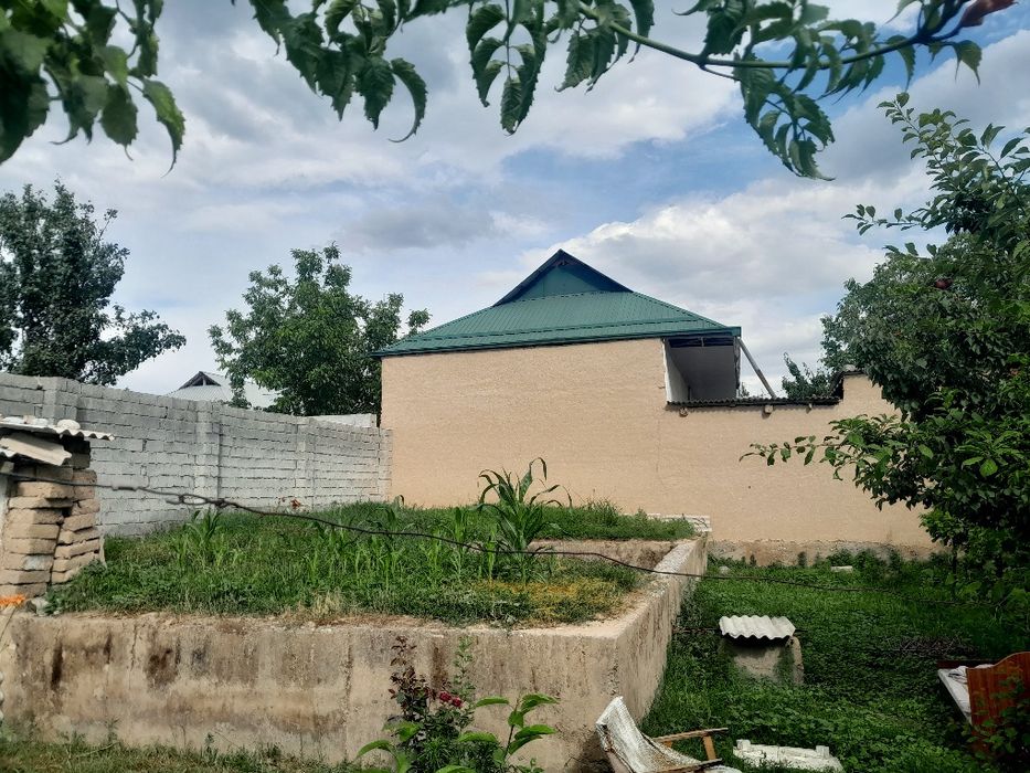 Hovli sotiladi 4 hona biton quyilgan padvak kovlangan