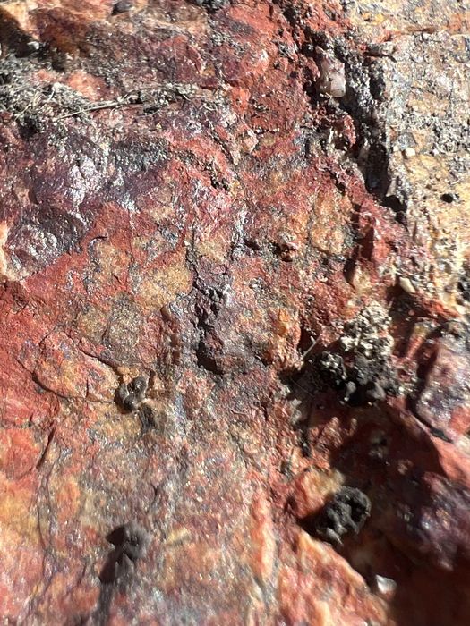 Продаются красные камни халцедон.