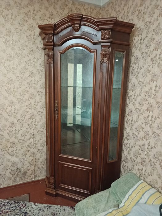 Угловой шкаф витрина