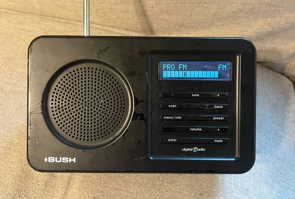 Radio digital portabil Bush DAB FM cu antena telescopica