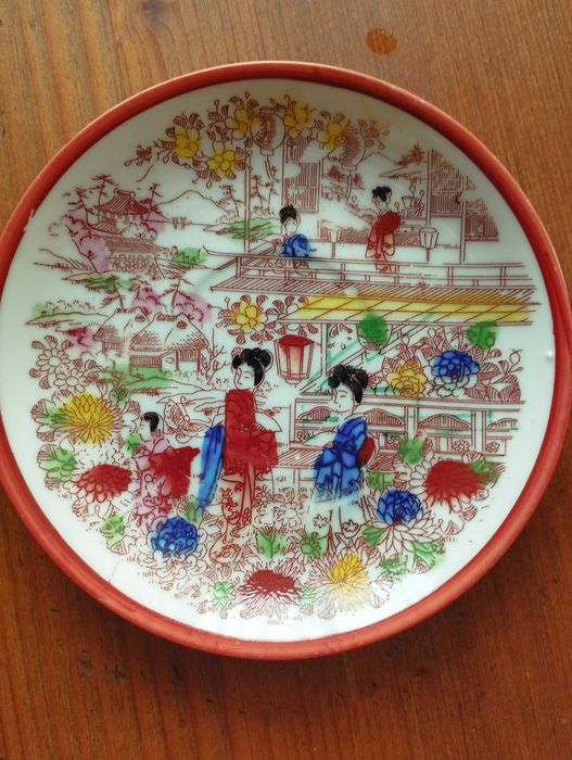 6 чинийки с гейши - забележки по декора, едната чукната на долния ръб
