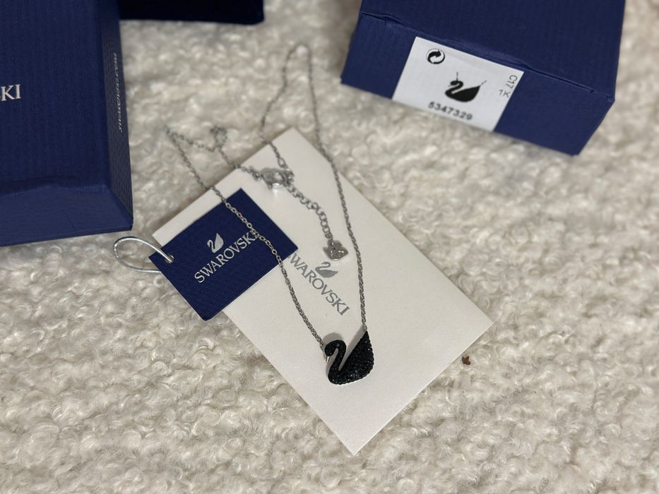 Lantisor Swarovski lebada medie neagra cu argintiu
