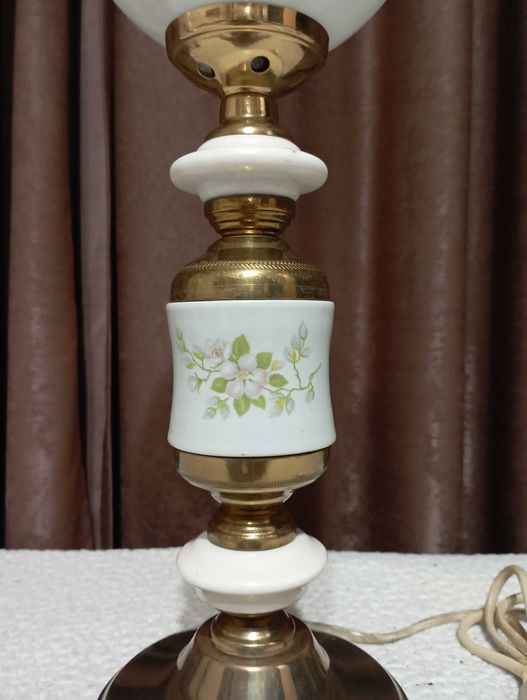 Комплект от две старинни порцеланови лампи с бели стъклени абажури